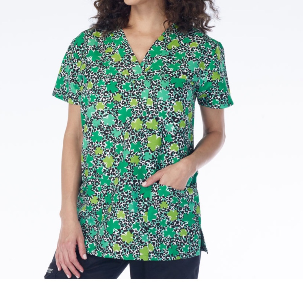 NWT Women’s Large Shamrock Print I Love Scrubs Scrub Top
